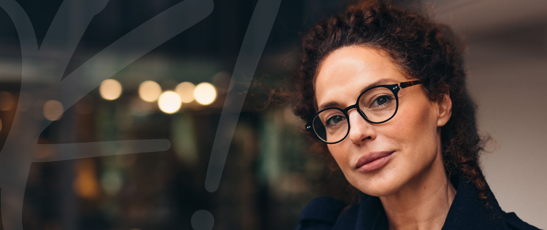 Hintergrundbild mit dem OK!-Logo. Im Vordergrund eine smart-aussehende Frau mit Brille